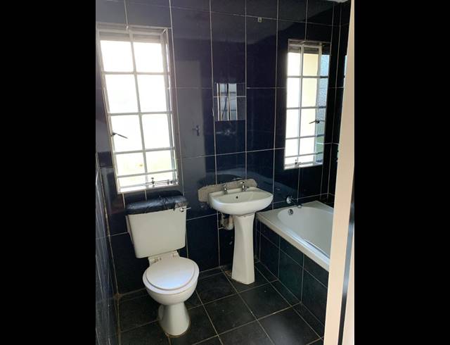 3 BEDROOM FREEHOLD FOR SALE IN LEACHVILLE EXT 1